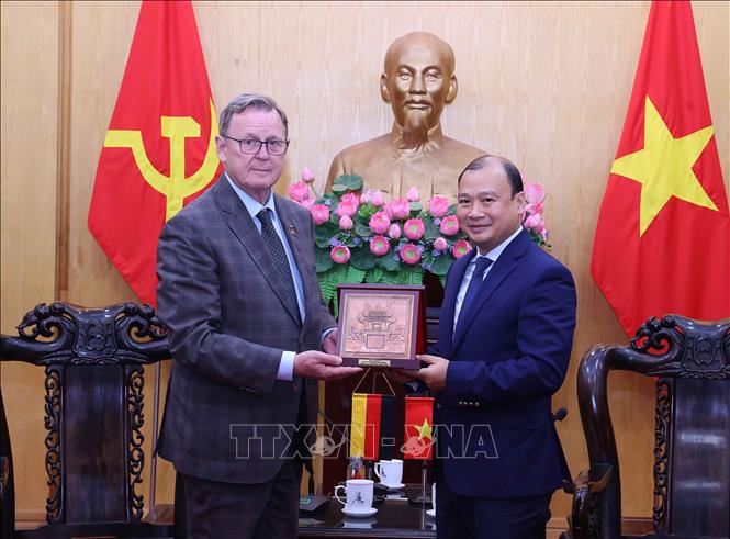 Standing Vice President of the Ho Chi Minh National Academy of Politics Le Hai Binh presents a gift to Vice President of the German Bundestag Bodo Ramelow. VNA Photo: Văn Điệp