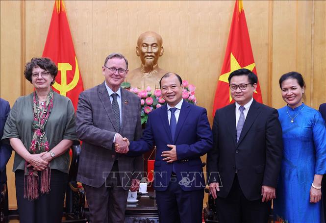 Delegates pose for a group photo. VNA Photo: Văn Điệp