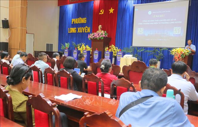 Quang cảnh buổi ra mắt Hệ sinh thái chuyển đổi số và Cổng thương mại điện tử phường Long Xuyên, tỉnh An Giang. Ảnh: Công Mạo -TTXVN