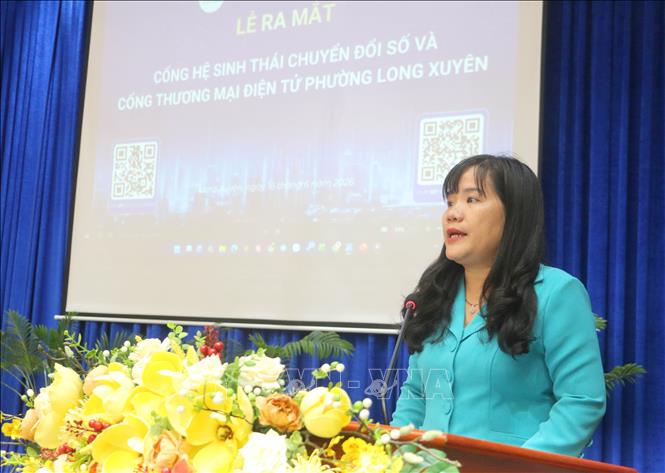 Bà Đoàn Thị Hương Hà, Chủ tịch UBND phường Long Xuyên (tỉnh An Giang) phát biểu tại buổi ra mắt Hệ sinh thái chuyển đổi số và Cổng thương mại điện tử phường Long Xuyên. Ảnh: Công Mạo -TTXVN