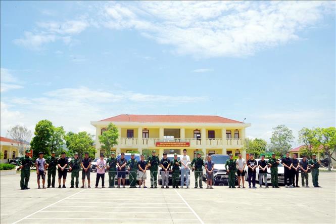 Các đối tượng đưa người xuất cảnh trái phép bị Bộ đội Biên phòng tỉnh Quảng Ninh bắt giữ. Ảnh: TTXVN phát