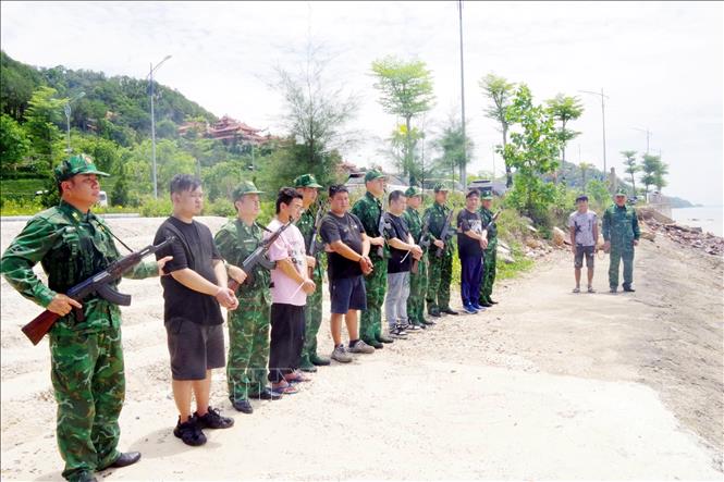 Các đối tượng đưa người xuất cảnh trái phép bị Bộ đội Biên phòng tỉnh Quảng Ninh bắt giữ. Ảnh: TTXVN phát