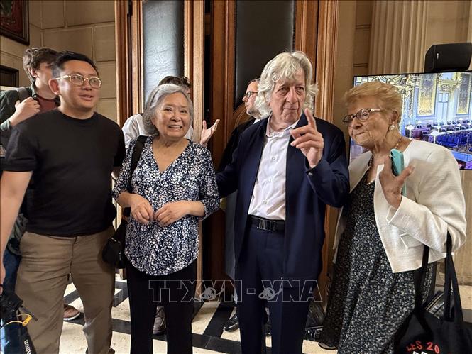 Bà Trần Tố Nga chụp ảnh cùng ông Gérard Daviot (thứ ba từ trái sang), cựu Chủ tịch Hội Hữu nghị Pháp – Việt (AAFV), và bà Hélène Luc (ngoài cùng bên phải), Thượng nghị sĩ danh dự Pháp, sau phiên tranh tụng tại Tòa Phá án Pháp. Ảnh: Hữu Chiến - PV TTXVN tại Pháp