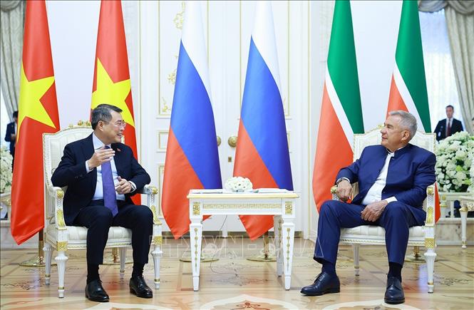Thủ tướng Lê Minh Hưng gặp Người đứng đầu Cộng hòa Tatarstan Rustam Minnikhanov. Ảnh: Dương Giang – TTXVN  
