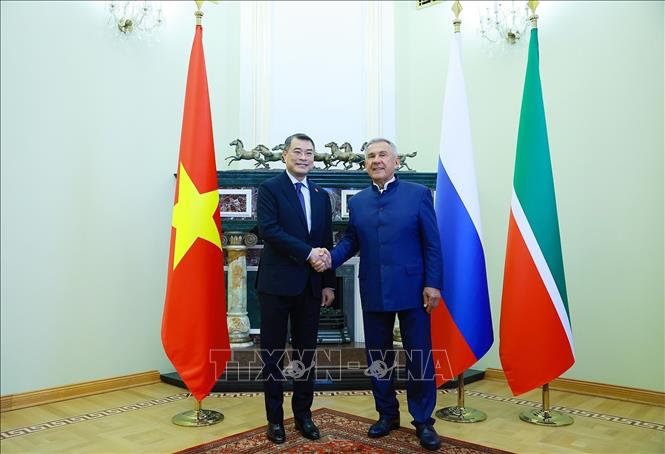 Thủ tướng Lê Minh Hưng gặp Người đứng đầu Cộng hòa Tatarstan Rustam Minnikhanov. Ảnh: Dương Giang – TTXVN  
