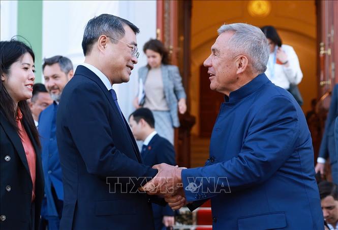 Thủ tướng Lê Minh Hưng gặp Người đứng đầu Cộng hòa Tatarstan Rustam Minnikhanov. Ảnh: Dương Giang – TTXVN  