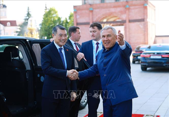 Thủ tướng Lê Minh Hưng gặp Người đứng đầu Cộng hòa Tatarstan Rustam Minnikhanov. Ảnh: Dương Giang – TTXVN  
