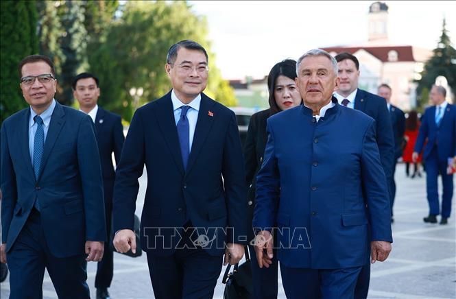 Thủ tướng Lê Minh Hưng gặp Người đứng đầu Cộng hòa Tatarstan Rustam Minnikhanov. Ảnh: Dương Giang – TTXVN  