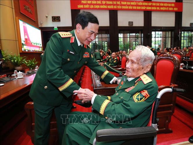 Đại tướng Phan Văn Giang, Ủy viên Bộ Chính trị, Phó Bí thư Quân ủy Trung ương, Phó Thủ tướng Chính phủ, Bộ trưởng Bộ Quốc phòng với đại biểu dự Đại hội. Ảnh: Trọng Đức - TTXVN