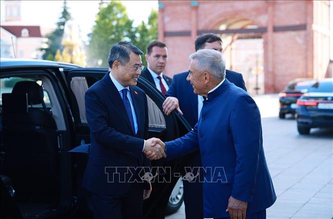 Head of the Republic of Tatarstan Rustam Minnikhanov welcomes Prime Minister Le Minh Hung. VNA Photo: Dương Giang