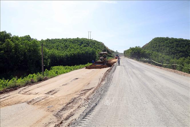 Một số tuyến đường huyết mạch ở khu vực miền núi của thành phố Đà Nẵng đang được thi công nâng cấp, mở rộng để kết nối phát triển. Ảnh: Đỗ Trưởng - TTXVN