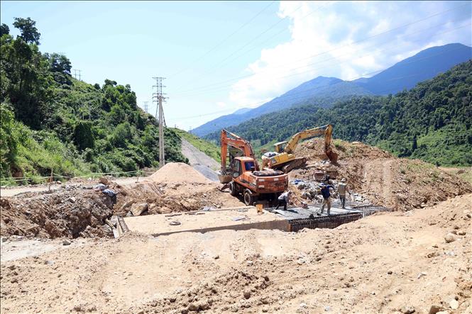 Thi công hạng mục cống thoát nước trên Quốc lộ 14E đi qua địa bàn xã Phước Hiệp, thành phố Đà Nẵng. Ảnh: Đỗ Trưởng - TTXVN
