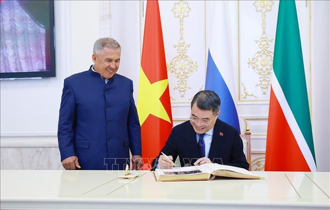 Prime Minister Le Minh Hung signs the guest book at the Kazan Kremlin. VNA Photo: Dương Giang