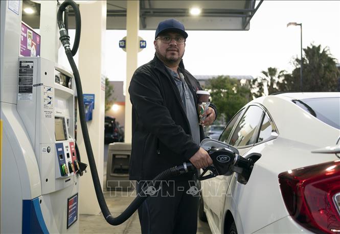 Bơm nhiên liệu cho phương tiện tại một trạm xăng ở California, Mỹ. Ảnh: THX/TTXVN