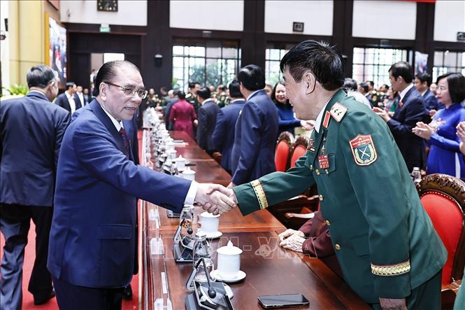 Nguyên Tổng Bí thư Nông Đức Mạnh với đại biểu dự Đại hội. Ảnh: Doãn Tấn - TTXVN