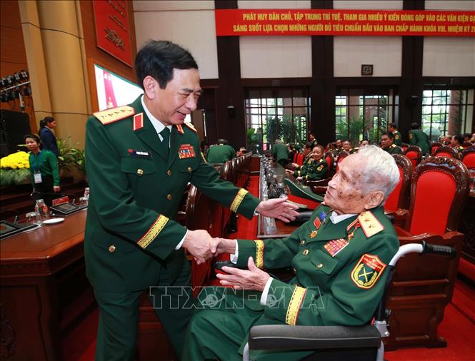 Đại tướng Phan Văn Giang, Ủy viên Bộ Chính trị, Phó Bí thư Quân ủy Trung ương, Phó Thủ tướng Chính phủ, Bộ trưởng Bộ Quốc phòng với địa biểu dự Đại hội. Ảnh: Trọng Đức - TTXVN