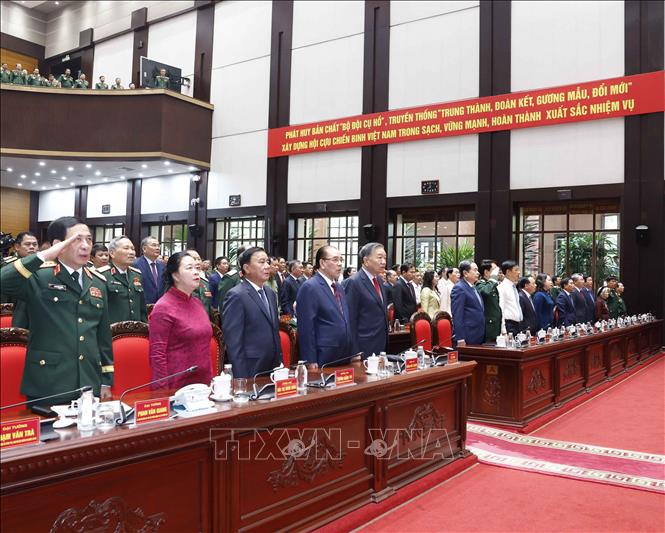Tổng Bí thư, Chủ tịch nước Tô Lâm và các đại biểu thực hiện nghi thức chào cờ. Ảnh: Thống Nhất – TTXVN