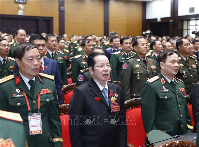 Các đại biểu thực hiện nghi thức chào cờ. Ảnh: Thống Nhất – TTXVN