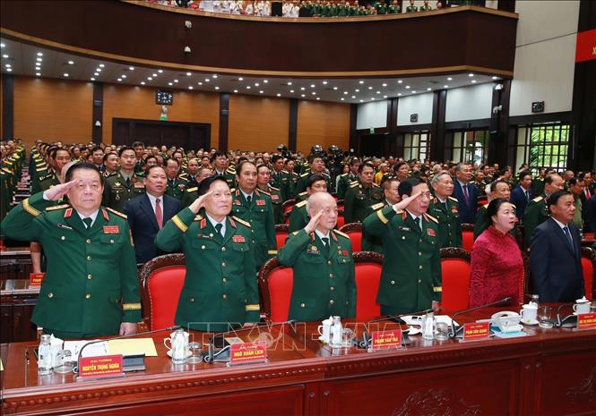 Các đại biểu thực hiện nghi thức chào cờ. Ảnh: Trọng Đức - TTXVN