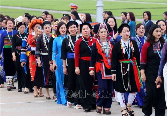 Các đại biểu dự Đại hội đại biểu Phụ nữ toàn quốc lần thứ XIV vào Lăng viếng Chủ tịch Hồ Chí Minh. Ảnh: An Đăng - TTXVN