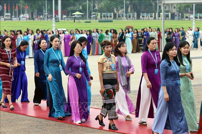Các đại biểu dự Đại hội đại biểu Phụ nữ toàn quốc lần thứ XIV vào Lăng viếng Chủ tịch Hồ Chí Minh. Ảnh: An Đăng - TTXVN