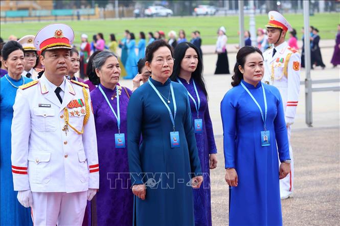 Đoàn đại biểu dự Đại hội đại biểu Phụ nữ toàn quốc lần thứ XIV vào Lăng viếng Chủ tịch Hồ Chí Minh. Ảnh: An Đăng - TTXVN