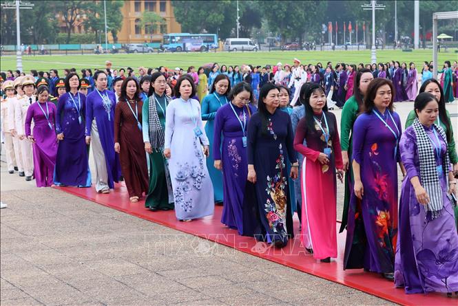 Các đại biểu dự Đại hội đại biểu Phụ nữ toàn quốc lần thứ XIV vào Lăng viếng Chủ tịch Hồ Chí Minh. Ảnh: An Đăng - TTXVN