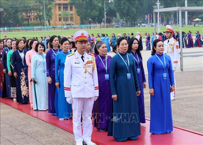 Đoàn đại biểu dự Đại hội đại biểu Phụ nữ toàn quốc lần thứ XIV tưởng nhớ Chủ tịch Hồ Chí Minh. Ảnh: An Đăng - TTXVN
