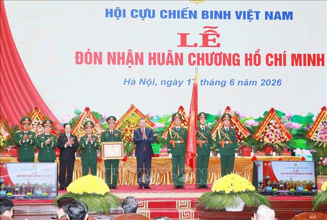 Tổng Bí thư, Chủ tịch nước Tô Lâm trao Huân chương Hồ Chí Minh tặng Hội Cựu chiến binh Việt Nam. Ảnh: Trọng Đức - TTXVN