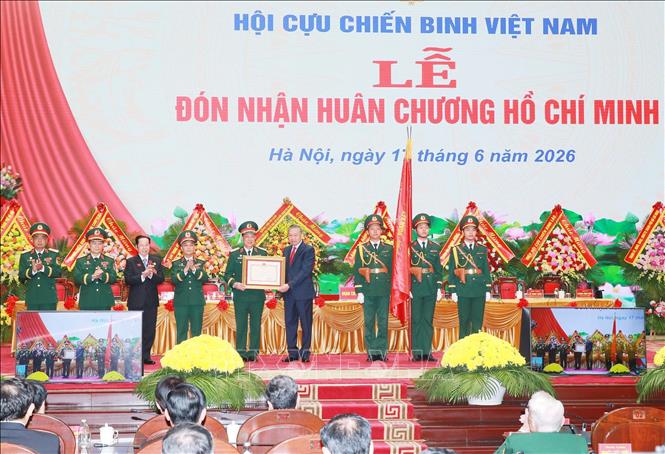 Tổng Bí thư, Chủ tịch nước Tô Lâm trao Huân chương Hồ Chí Minh cho Hội Cựu chiến binh Việt Nam. Ảnh: Trọng Đức - TTXVN