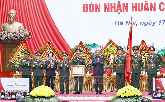 Tổng Bí thư, Chủ tịch nước Tô Lâm trao Huân chương Hồ Chí Minh tặng Hội Cựu chiến binh Việt Nam. Ảnh: Doãn Tấn - TTXVN