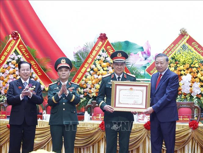 Tổng Bí thư, Chủ tịch nước Tô Lâm trao Huân chương Hồ Chí Minh tặng Hội Cựu chiến binh Việt Nam. Ảnh: Thống Nhất – TTXVN