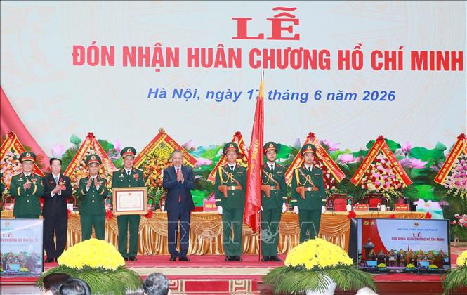 Tổng Bí thư, Chủ tịch nước Tô Lâm trao Huân chương Hồ Chí Minh tặng Hội Cựu chiến binh Việt Nam. Ảnh: Trọng Đức - TTXVN