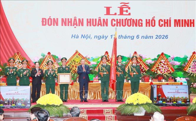 Tổng Bí thư, Chủ tịch nước Tô Lâm trao Huân chương Hồ Chí Minh tặng Hội Cựu chiến binh Việt Nam. Ảnh: Trọng Đức - TTXVN