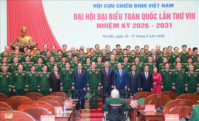 Tổng Bí thư, Chủ tịch nước Tô Lâm, Chủ tịch Quốc hội Trần Thanh Mẫn với Ban Chấp hành hội Cựu chiến binh Việt Nam nhiệm kỳ 2026 - 2031 ra mắt Đại hội. Ảnh: Trọng Đức - TTXVN
