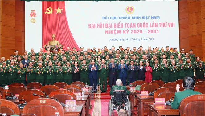Tổng Bí thư, Chủ tịch nước Tô Lâm, Chủ tịch Quốc hội Trần Thanh Mẫn, Thường trực Ban Bí thư Trần Cầm Tú và đại biểu với Ban Chấp hành hội Cựu chiến binh Việt Nam khóa VIII, nhiệm kỳ 2026 - 2031. Ảnh: Trọng Đức - TTXVN