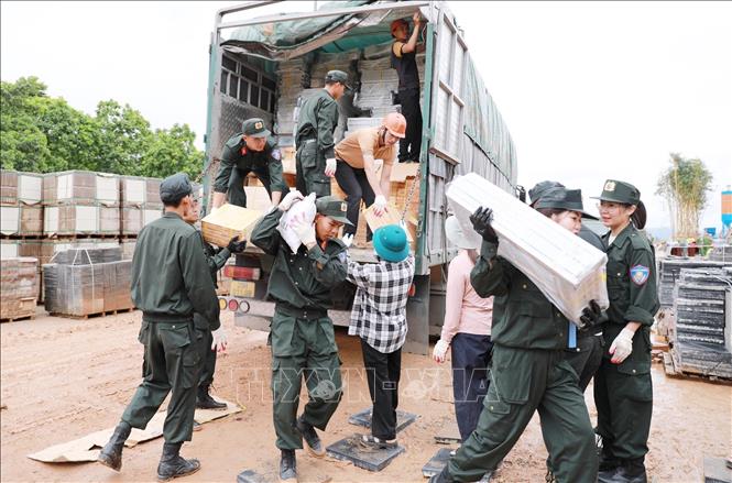 Cán bộ chiến sĩ công an tỉnh Lai Châu tham gia hỗ trợ vận chuyển các thiết bị tại Trường PTNT Tiểu học và THCS tại xã Pa Tần. Ảnh: Quý Trung – TTXVN