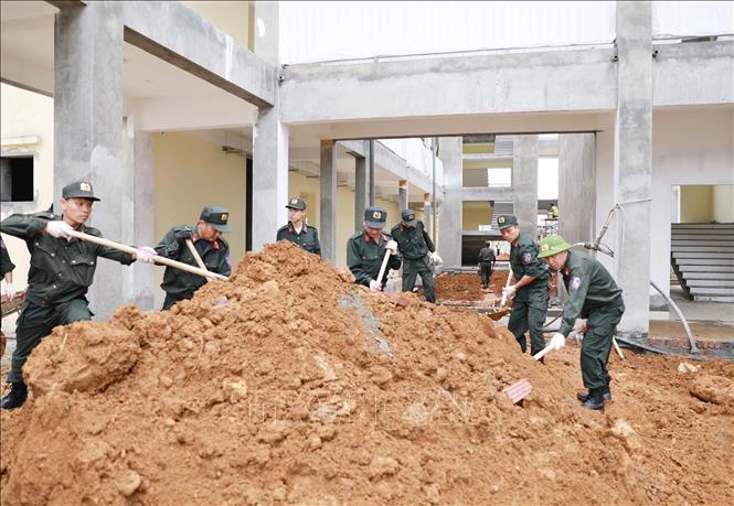 Lực lượng cán bộ chiến sĩ công an tỉnh Lai Châu tham gia chiến dịch cao điểm 100 ngày đêm hỗ trợ xây dựng các Trường PTNT Tiểu học và THCS tại xã Pa Tần. Ảnh: Quý Trung – TTXVN