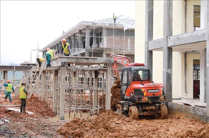 Đơn vị nhà thầu đang tập trung hoàn thiện các hạng mục của Trường PTNT Tiểu học và THCS tại xã Pa Tần. Ảnh: Quý Trung – TTXVN
