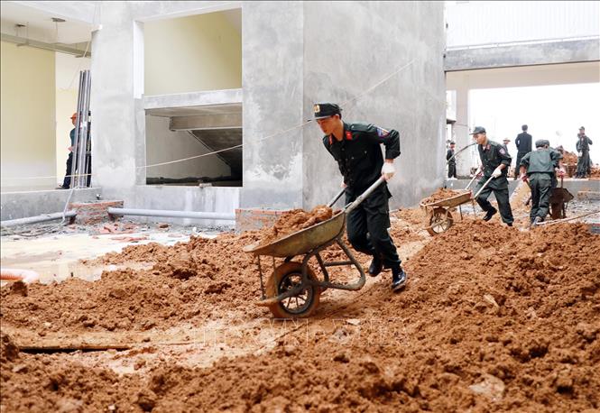 Cán bộ chiến sĩ công an tỉnh Lai Châu tham gia chiến dịch cao điểm 100 ngày đêm hỗ trợ xây dựng các Trường PTNT Tiểu học và THCS tại xã Pa Tần. Ảnh: Quý Trung – TTXVN