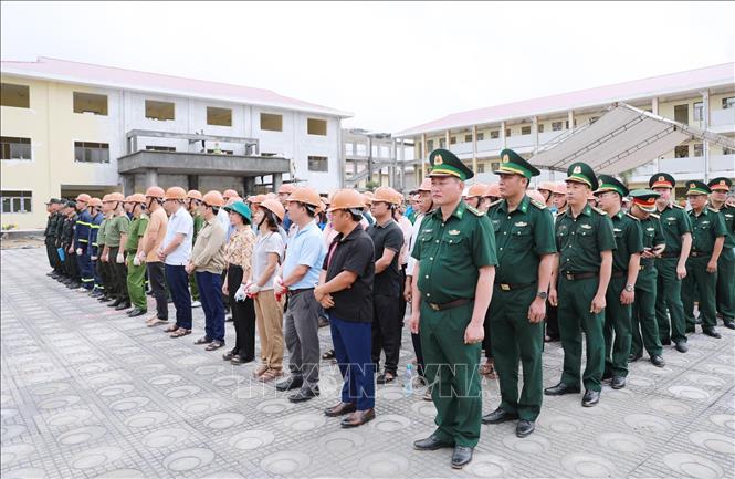 Các lực lượng tham gia hỗ trợ đẩy nhanh tiến độ hoàn thiện công trình tại Trường PTNT Tiểu học và THCS tại xã Pa Tần. Ảnh: Quý Trung – TTXVN