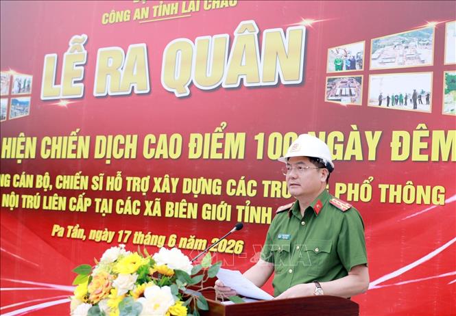 Đại tá Phạm Hải Đănng, Phó Giám đốc Công an tỉnh Lai Châu, phát biểu chỉ đạo các lực lượng tham gia hỗ trợ xây dựng trường. Ảnh: Quý Trung – TTXVN