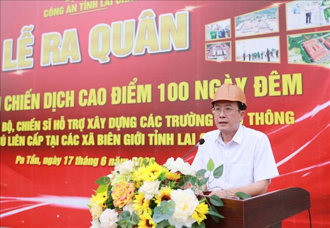 Bí thư Đảng ủy xã Pa Tần Lù Văn Quân phát biểu tại lễ ra quân. Ảnh: Quý Trung – TTXVN