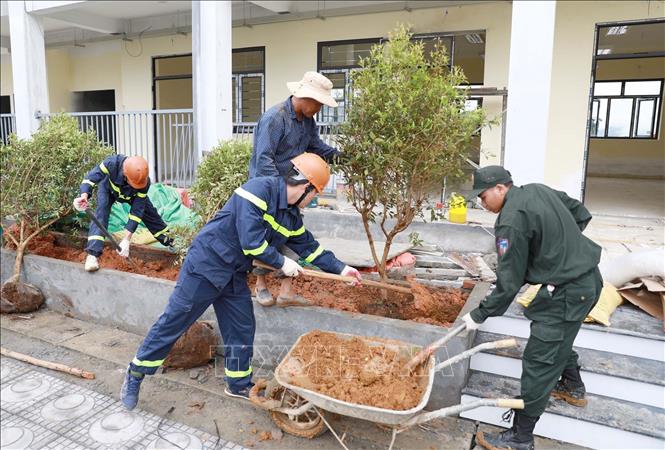  Các lực lượng tham gia hỗ trợ đẩy nhanh tiến độ hoàn thiện công trình tại Trường PTNT Tiểu học và THCS tại xã Pa Tần. Ảnh: Quý Trung – TTXVN
