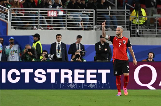 Tiền đạo Áo Marko Arnautovic ghi bàn thắng trên chấm phạt đền vào phút bù giờ, ấn định tỷ số 3-1 cho đội nhà. Ảnh: THX/TTXVN 