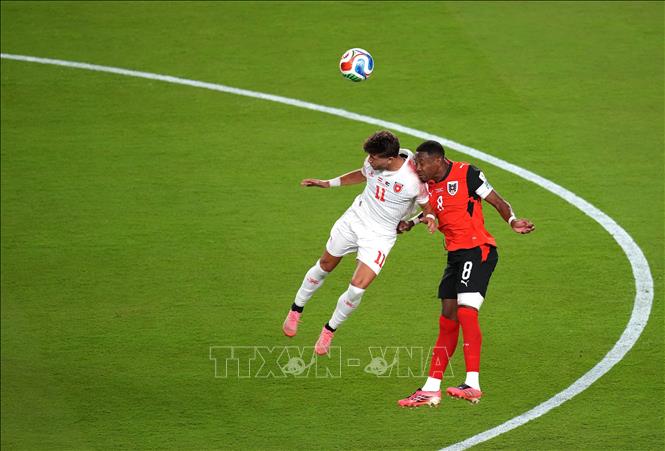 Pha tranh bóng bổng giữa hậu vệ David Alaba (phải) của tuyển Áo và tiền đạo Odeh Fakhoury của Jordan. Ảnh: THX/TTXVN