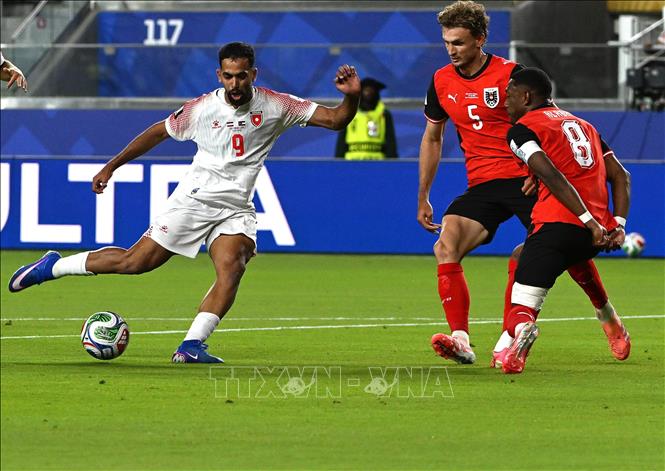 Tiền đạo Jordan Ali Olwan (trái) là người ghi bàn thắng gỡ hoà cho đội nhà phút 50. Ảnh: THX/TTXVN