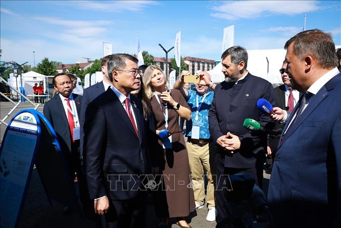 Thủ tướng Lê Minh Hưng tham quan Triển lãm tiềm năng kinh tế-xã hội Tatarstan. Ảnh: Dương Giang – TTXVN
