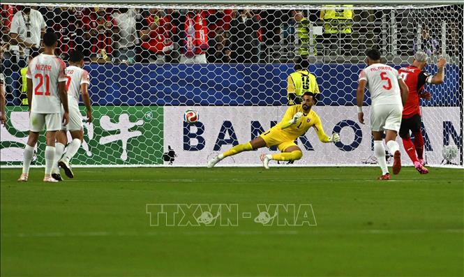 Marko Arnautovic (phải) thực hiện chuẩn xác quả phạt đền, giúp Áo ấn định chiến thắng 3-1 trước Jordan. Ảnh: THX/TTXVN