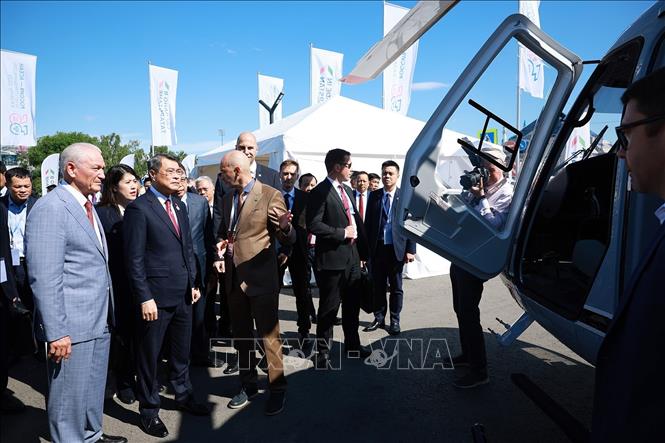 Thủ tướng Lê Minh Hưng tham quan Triển lãm tiềm năng kinh tế-xã hội Tatarstan. Ảnh: Dương Giang – TTXVN

